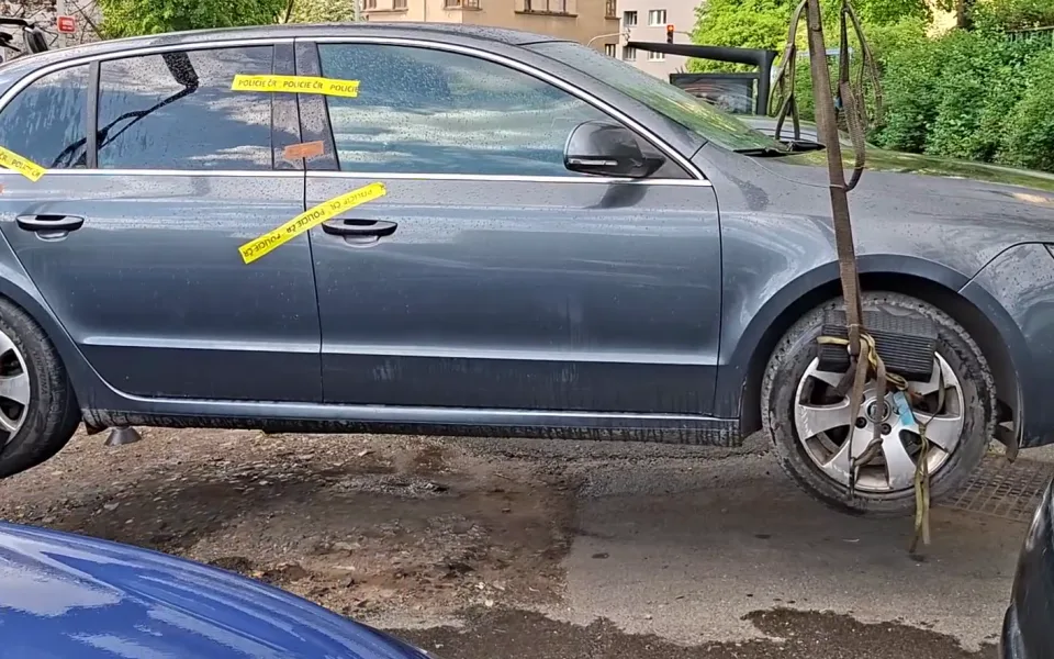 Řidič se v autě snažil ujet.