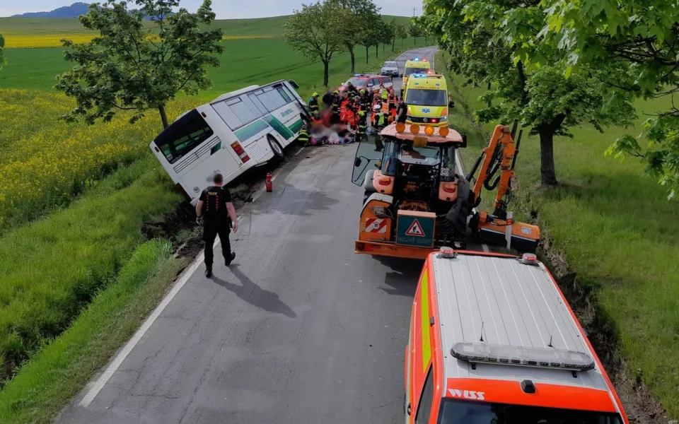 Autobus s dětmi havaroval na Rokycansku