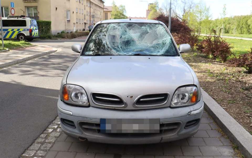 Cyklista nedal přednost autu a po nehodě z místa utekl. Policie hledá jeho i svědky. Foto: Policie ČR