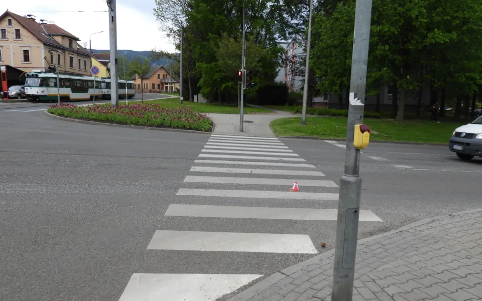 Na přechodu porazil dívenku, z místa pak odjel. Řidiče v tmavém kombi teď hledá liberecká policie