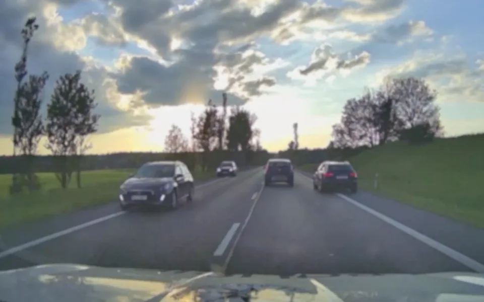 Řidič u Bochova ujížděl policii dvoustovkou, zastavil ho až policejní zákrok.