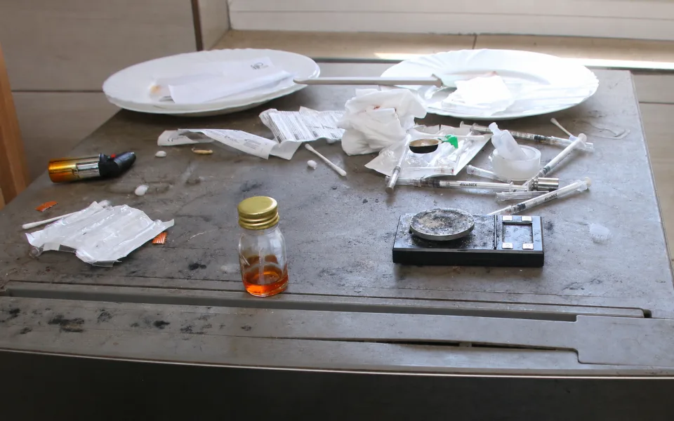 Heroin vyráběli v pronajatých prostorách. Kriminalisté dvojici sledovali čtyři měsíce