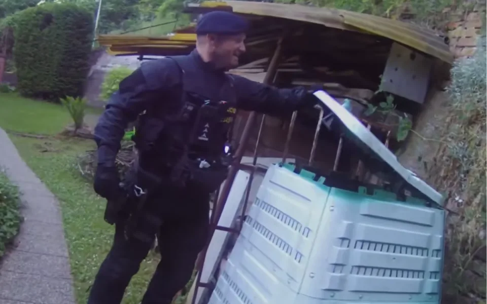 Nechtěla do vězení, a tak skočila do kompostéru. Ženu hledal kynolog i policejní dron