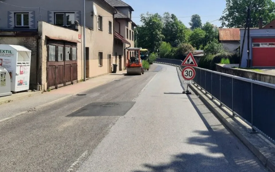 Řídil dopravu na opravované silnici, zavadil o něj náklaďák. Policie hledá svědky nehody