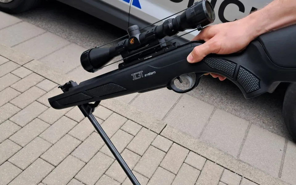 Policie ve Strakonicích zadržela ozbrojeného muže. Měl vzduchovku a střílet po kočce