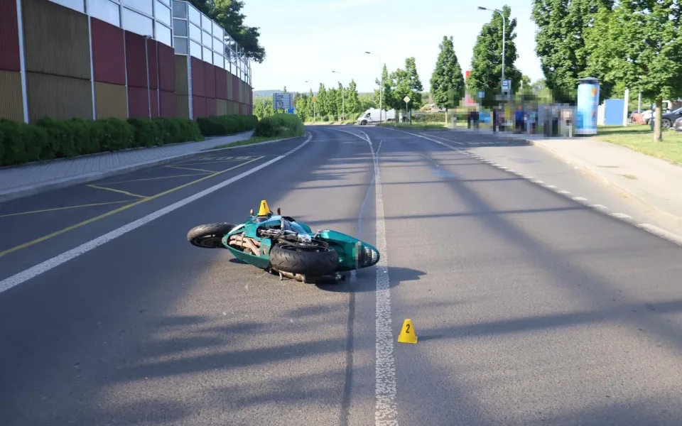 Policisté hledají svědky nehody. Motocyklista se střetl s chodcem.