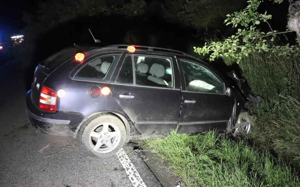 Opilý mladík se chtěl po havárii vyhnout setkání s policisty, jenže si je omylem stopnul