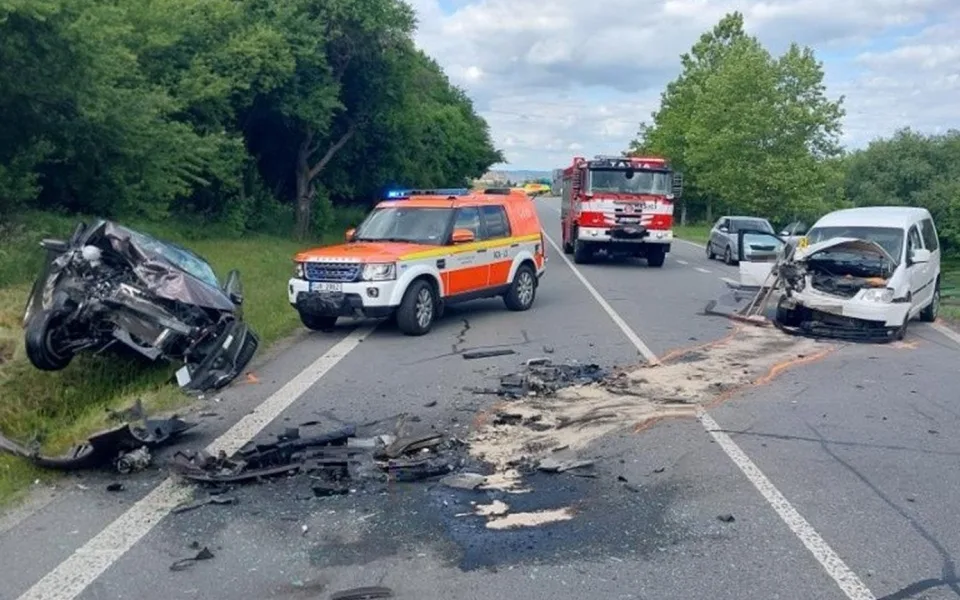 Na kraji Jihlavy se čelně srazila dvě auta, tři osoby skončily v nemocnici