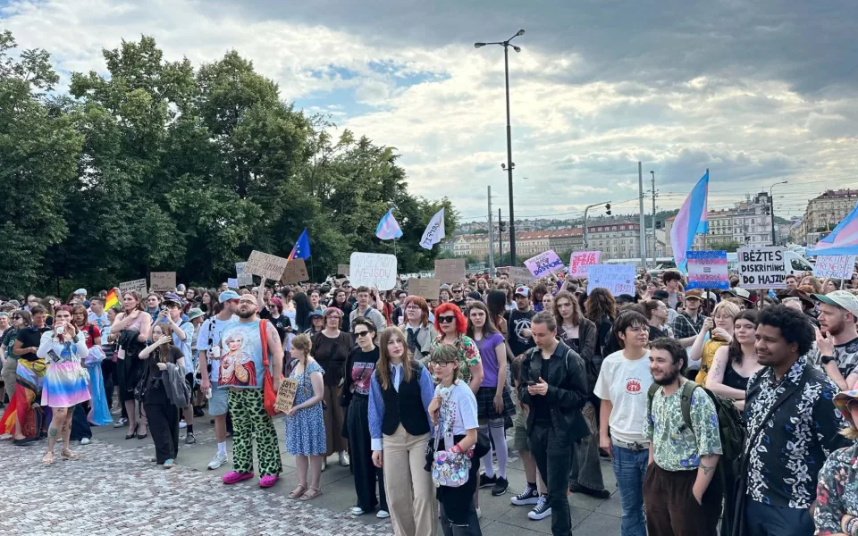 FOTO: Pražané se postavili za práva trans lidí, protest se snažili narušit provokatéři