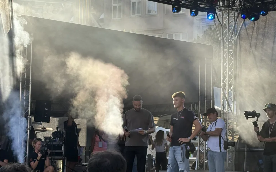 VIDEO: Hvězdy MotoGP dorazily na Svoboďák. Fanoušci lovili podpisy i trička