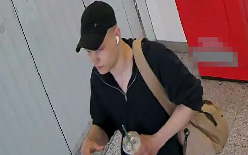 Policisté pátrají po muži v souvislosti s internetovým podvodem.