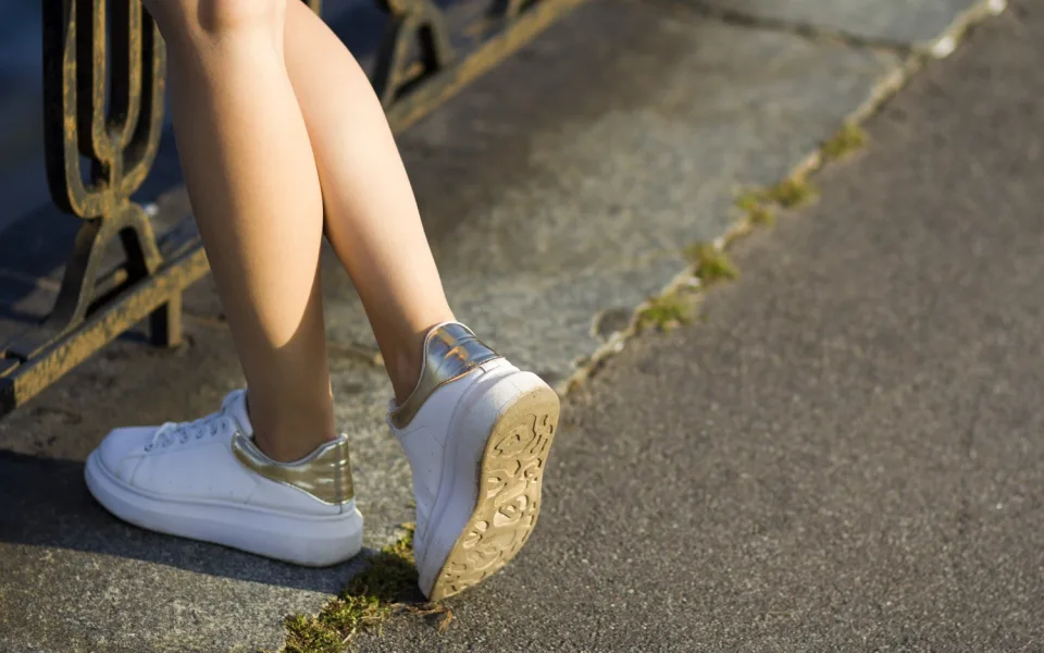Tenisky na klínku - moderní spojení ženskosti a sportovního stylu