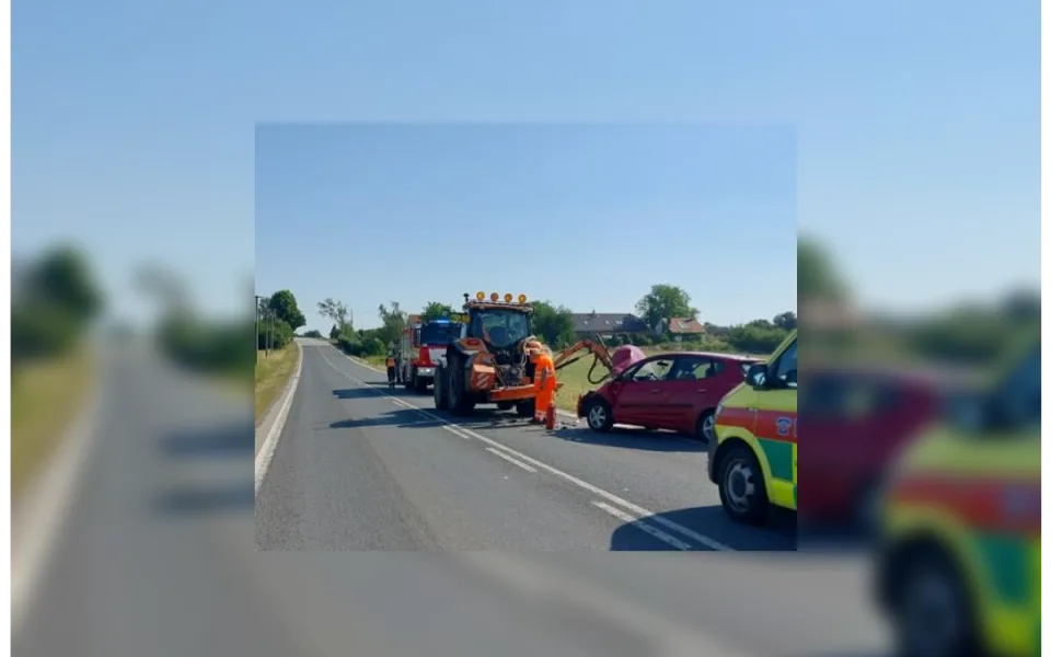 Řidič na Třebíčsku zřejmě kvůli slunci přehlédl traktor. Nehoda skončila zraněním