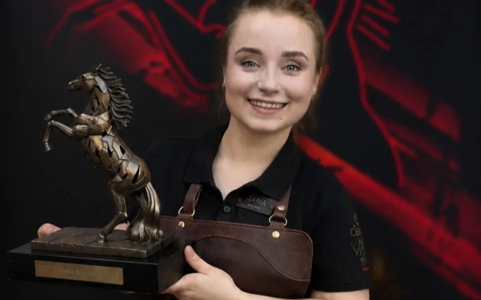 Jana Engelmannová, nejlepší výčepní v Česku, s trofejí Černý kůň výčepu,  autor Martin Procházka