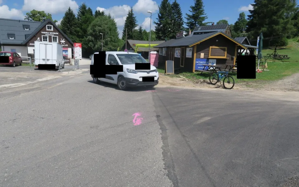 Vážná nehoda v Janově: Cyklista při snaze zabránit střetu s autem přeletěl řídítka, letěl pro něj vrtulník