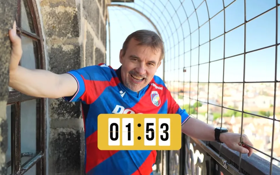 Biskup Holub vyběhl na věž chrámu sv. Bartoloměje. Vyzval lidi k neobvyklému závodu