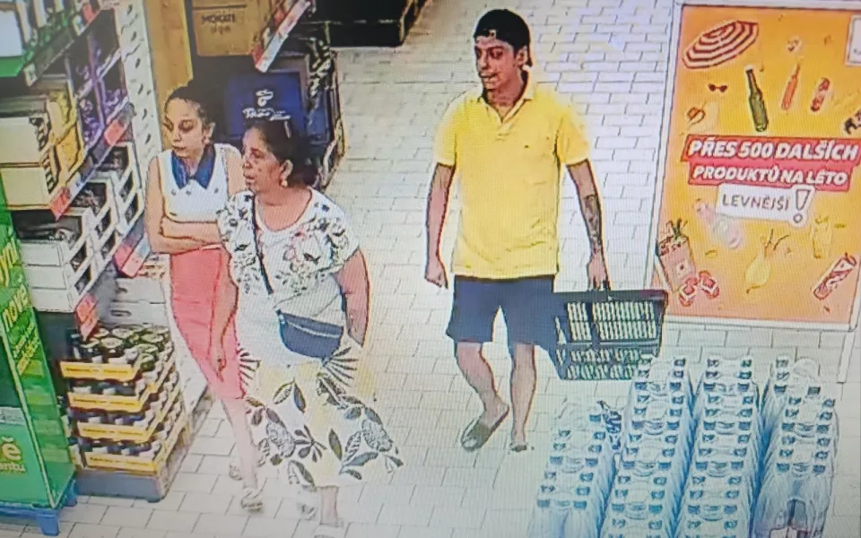 Seniorka přišla při nakupování o peněženku. Policie hledá osoby na fotografii