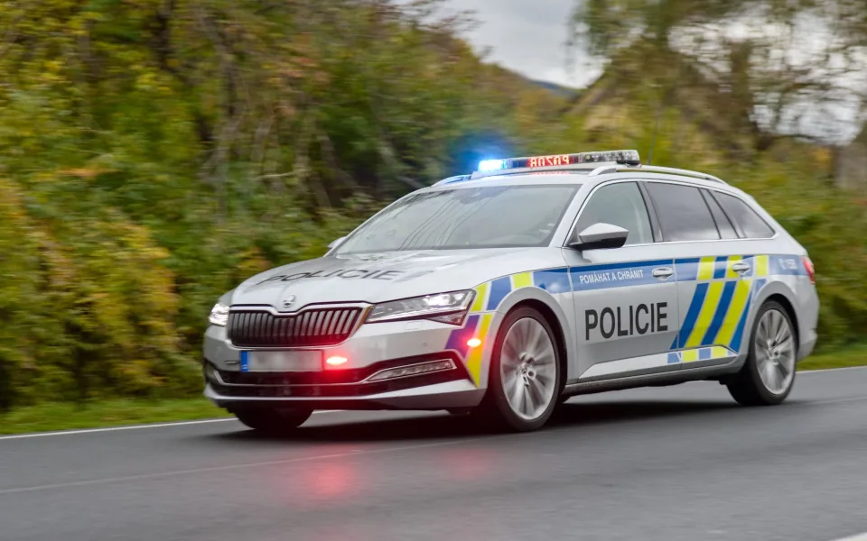 Policisté vyjeli ke krádeži cigaret a televize, na místě narazili na vězně na útěku