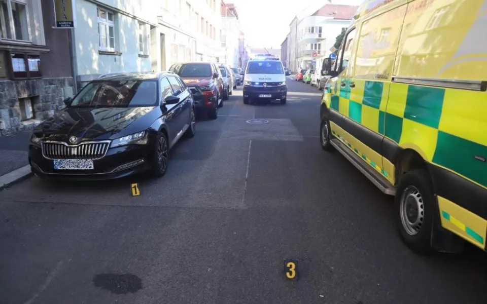 Při otvírání dveří auta přehlédl 75letou cyklistku, ta po střetu s nimi letěla přes řídítka přímo na hlavu
