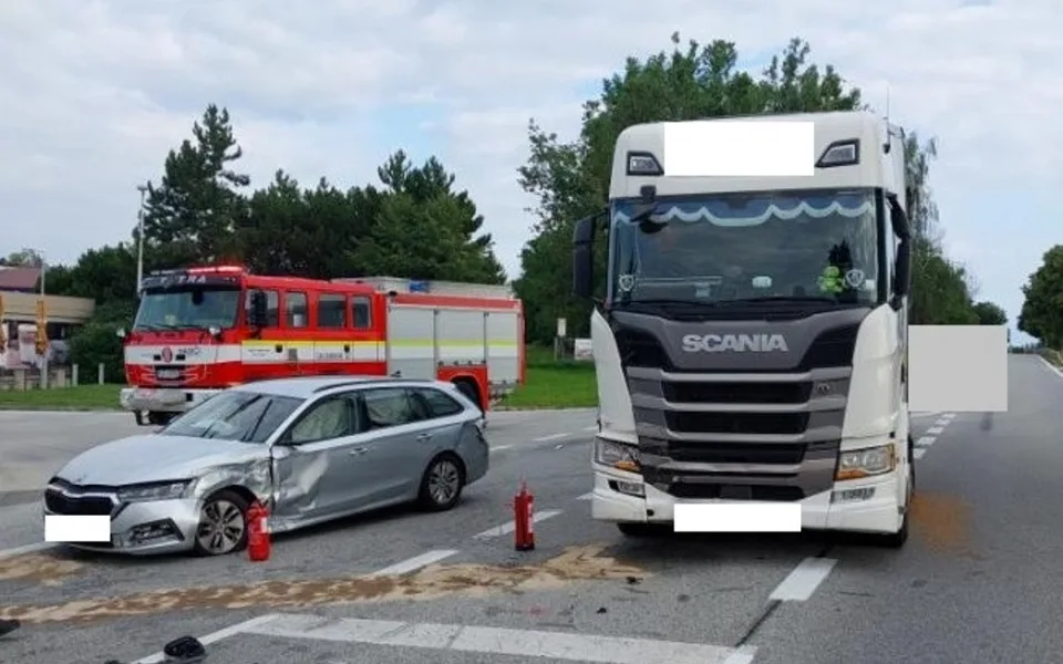 U benzinky v Hladově se srazilo auto s náklaďákem. Řidič skončil v jihlavské nemocnici