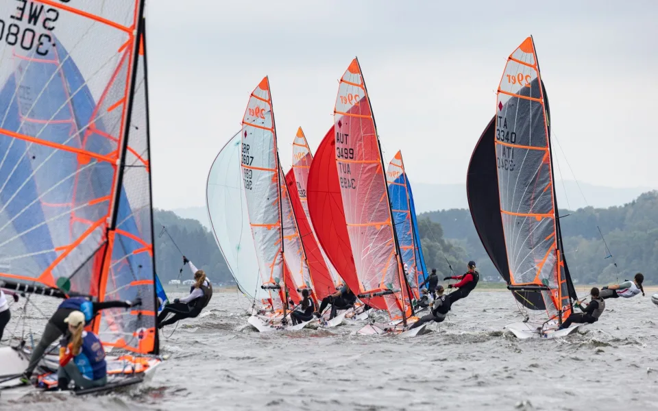 Lipno poprvé hostí evropský šampionát jachtařů. Závodníci bojují hlavně s počasím