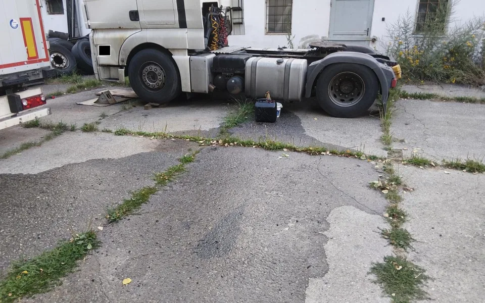Chtěl ukrást naftu, přinesl si ale malý kanystr. Dvě stě litrů vyteklo na zem
