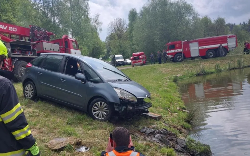 Řidička zůstala ve voze, který se rychle potápěl. Zachránil jí kolemjedoucí řidič