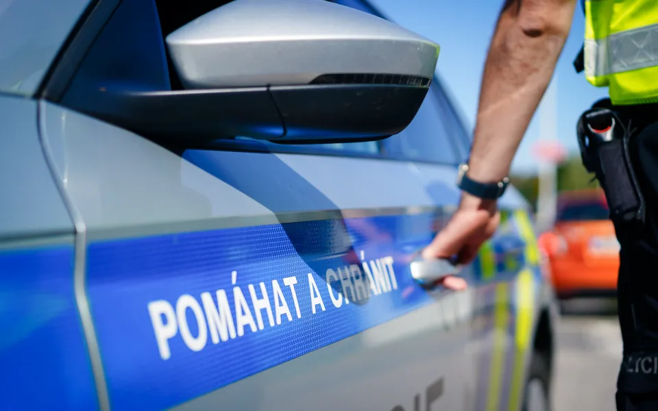 Najel na nohu chodci a ujel. Třinečtí policisté hledají neukázněného řidiče