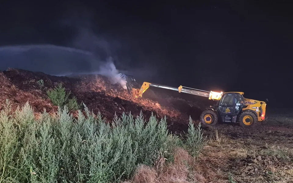 Na Opavsku od včerejška hoří hnojiště. V noci zde zasahovalo osm jednotek hasičů