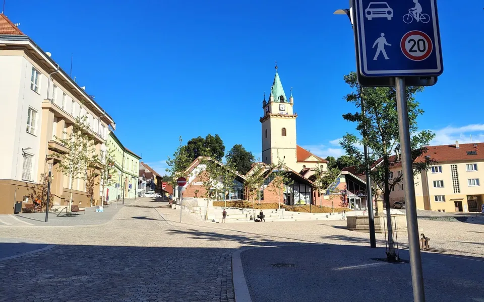 Náměstí Míru v Tišnově je po revitalizaci za 164 milionů korun opět otevřené
