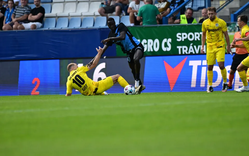 Slovan zvládl dlouhou přesilovku, Hradec U Nisy porazil 2:0