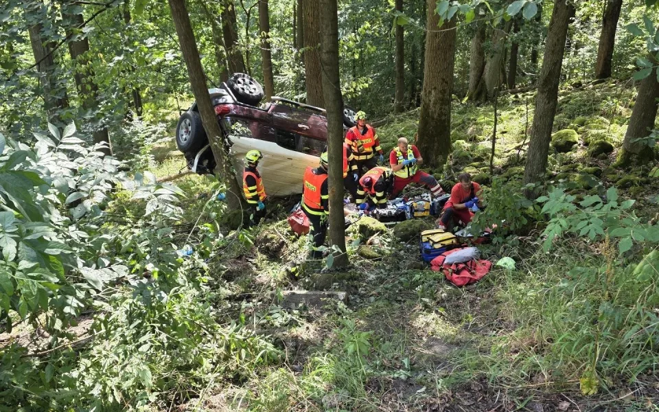 Auto v Okrouhlé skončilo mimo silnici, narazilo do stromu. Dva zranění