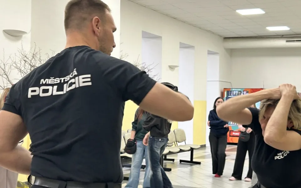 Kámo, braň se. Ostravští strážníci školí středoškolské učitele
