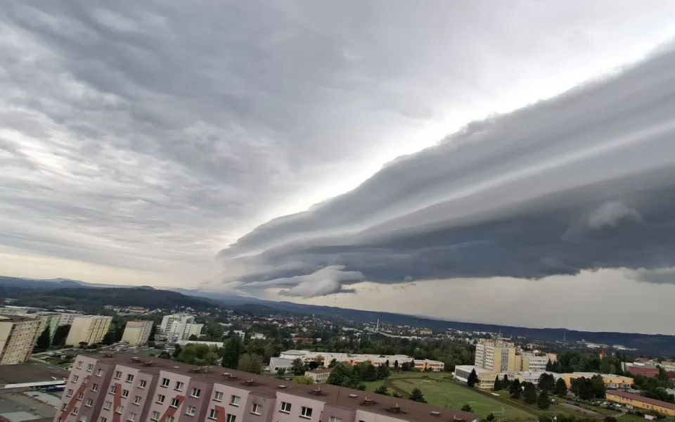 Impozantní shelf cloud bylo možné vidět i v Libereckém kraji
