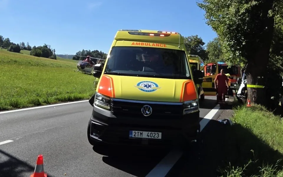 Na Bruntálsku narazila dodávka do stromu. Čtrnáctiletého chlapce odvezl vrtulník
