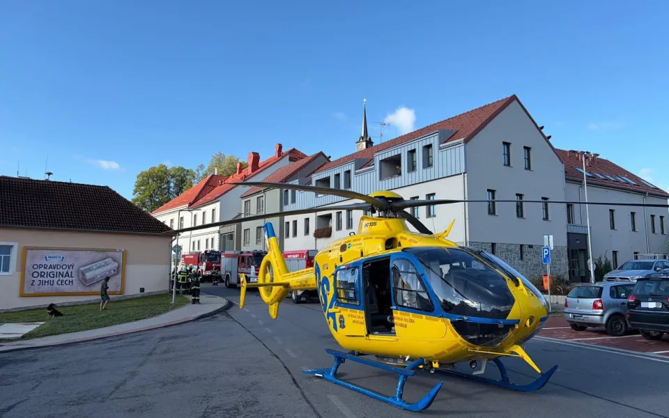 Požár v Dolním Dvořišti zaměstnal záchranáře i vrtulník, muž se nadýchal zplodin