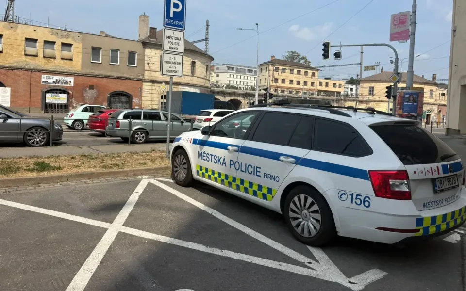 Agresivní žena v Brně blokovala dopravu u hlavního nádraží, ohrožovala sebe i řidiče