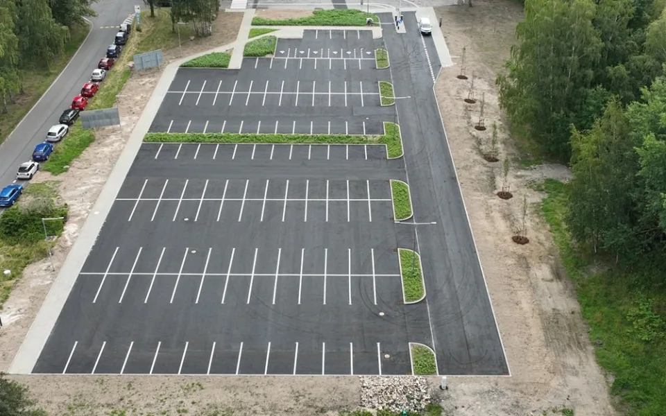U letiště v Karlových Varech už funguje placené parkoviště pro cestující