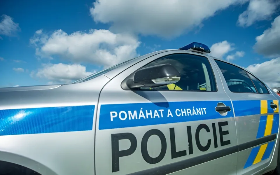 Srazil chodce a ujel. Policie pátrá po bílém autě