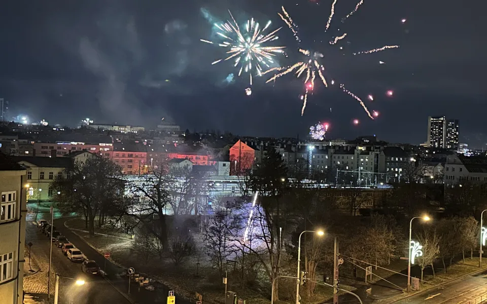 Celoroční zákaz pyrotechniky se v Praze zřejmě rozšíří na 34 městských částí