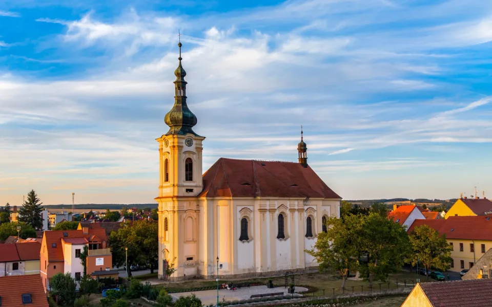 Náš kostel je již opravdu náš, radují se v Touškově. Spolu s ním převzali i zahradu