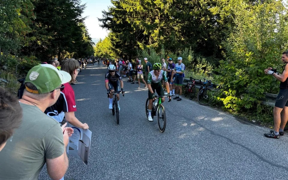 Tady jsou snad všichni. Lidé na Ještědu fandili pelotonu Czech Tour
