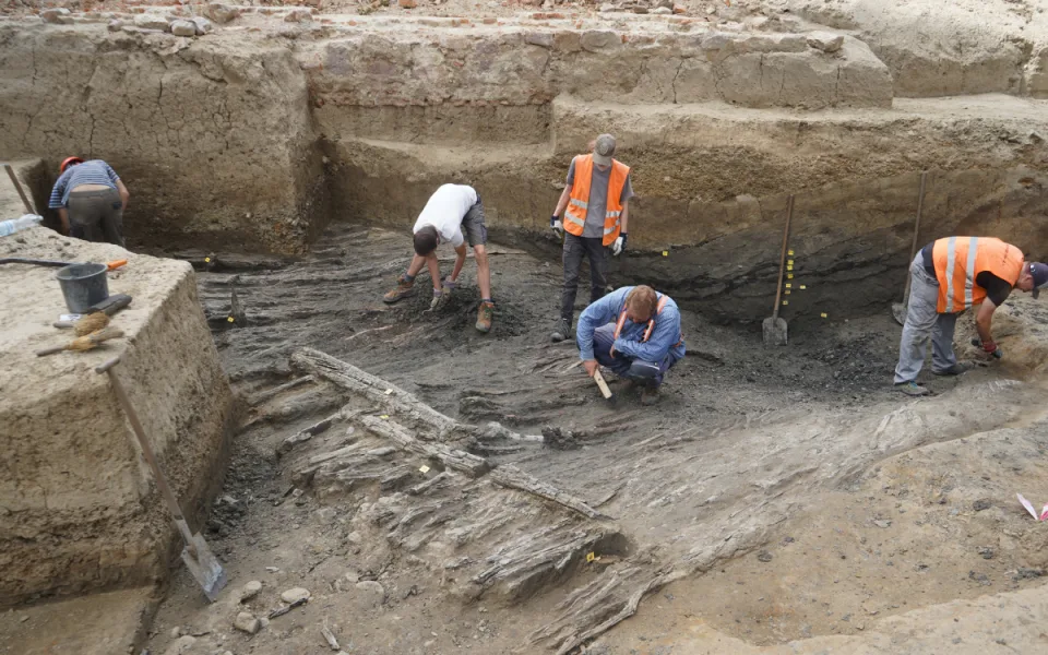 Archeologové našli na Malé Americe v Brně středověkou haťovou cestu