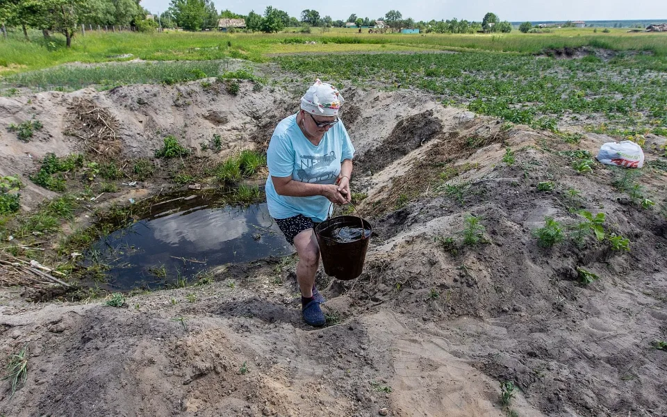 Až se bojiště vrátí zemědělcům. Ukrajina hledá cestu k obnově zničených polí