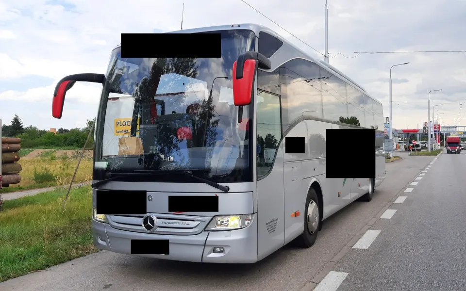 Řidič vezl děti na hokejový zápas. Hazardoval jízdou bez povinných přestávek