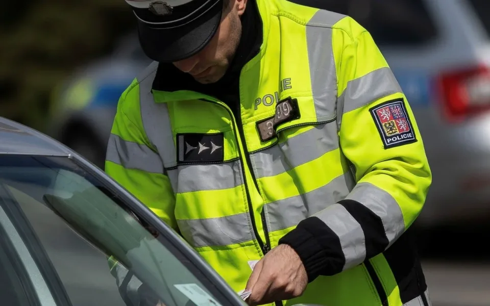 Motorkář ohrozil chodce a pak ujížděl policistům. Měl zákaz řízení