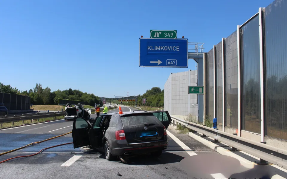 Dvě auta v plamenech, pět zraněných. Policie hledá svědky nehody na dálnici D1