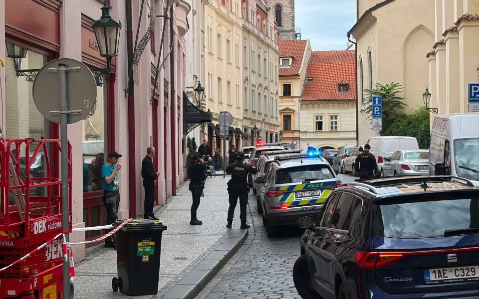 Policejní zásah v centru Prahy. V hotelovém pokoji se zabarikádoval agresivní host
