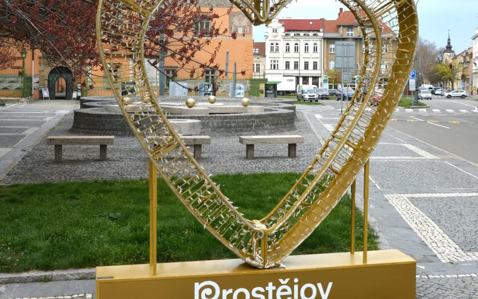 Nová fotomísta v Prostějově: radnice dá na dvě dřevěná srdce 360 tisíc korun