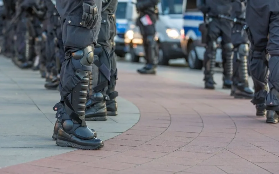 Méně těžkooděnců, více rodin s dětmi. Policie v Hradci ladí bezpečnost s kluby